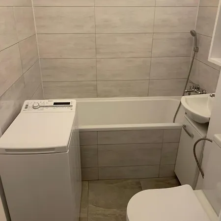 Your 4 - With Free Parking דירה